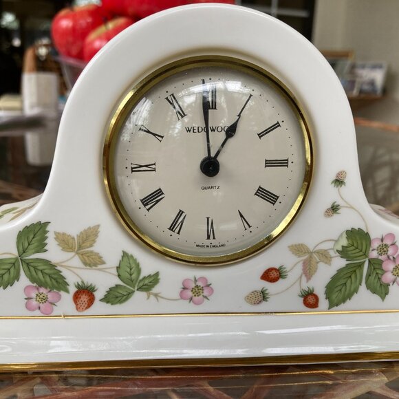 VINTAGE WEDGWOODL CLOCK Wild Strawberries Mantel Desk - Picture 5 of 5